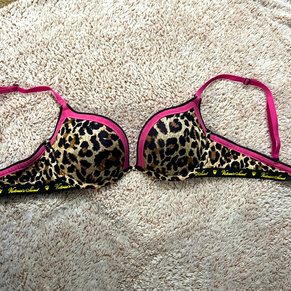 Size 34B deep plunge push up. Victorias Secret.